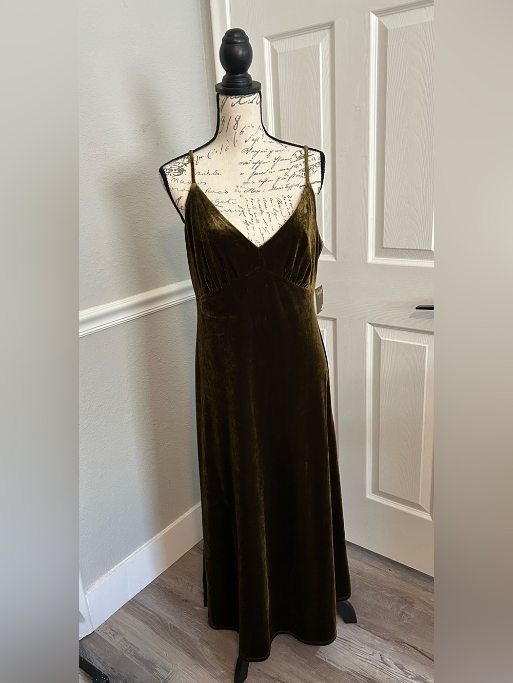 NWT Taylor Olive Green Velvet Slip Dress Size 12 - Picture 1 of 7